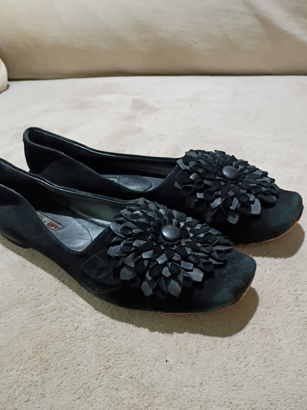 Reed Evins Black Floral Accent suede Leather Women's Flats